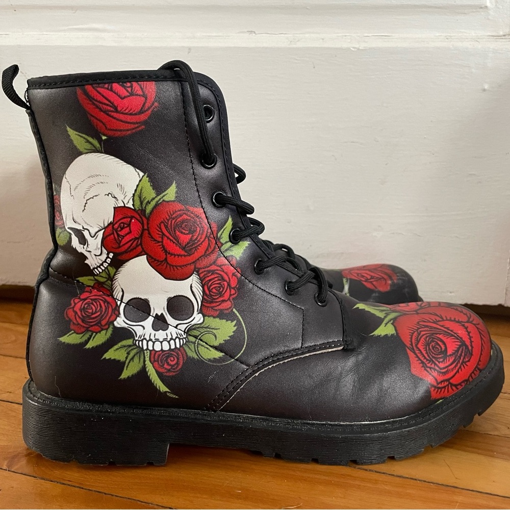 Rose and skull women’s black combat boots size 8